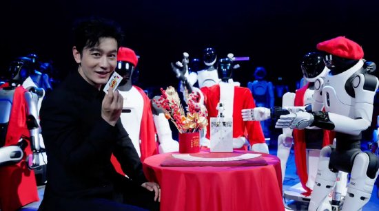 智元《机器人奇妙夜》开播，黄晓明跨界担任 “见证官”