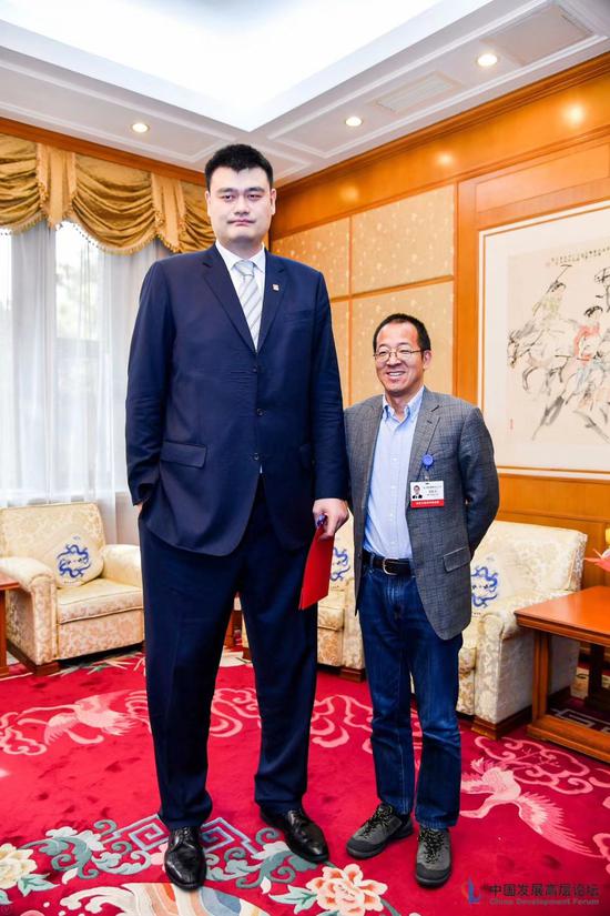 图为中国篮球协会主席姚明（左）、新东方董事长兼总裁、洪泰基金联合创始人俞敏洪（右）