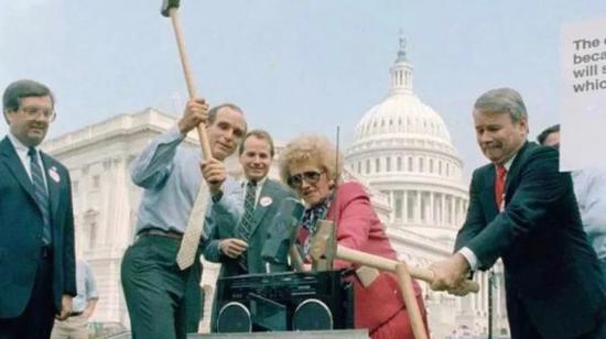 1987年，美国政客砸烂东芝产品，抗议该公司违反禁令与苏联做生意。（香港经济日报网站）