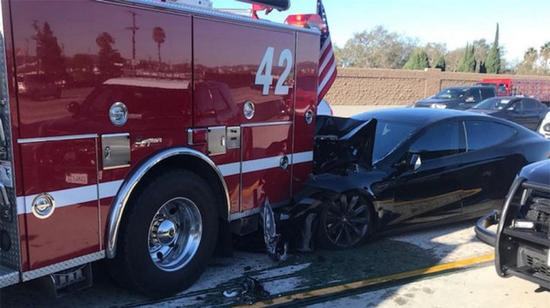 今年1月发生在加州的一起特斯拉Model S轿车撞击消防车事故
