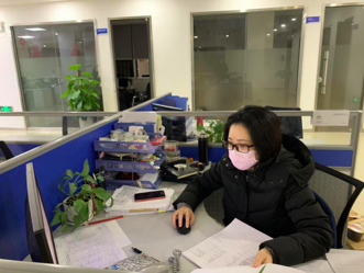 ▲漳州分行合规经理办理企业复工复产所需资金提款业务