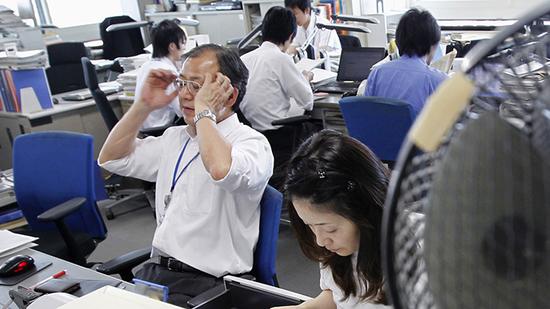 日本人无偿加班逐渐减少 去年人均195.7小时