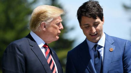 照片为美国总统特朗普与加拿大总理特鲁多。