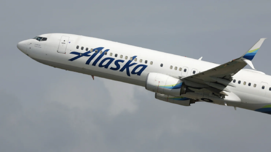 2025 年 3 月 30 日,洛杉矶,一架阿拉斯加航空公司的波音 737 飞机从洛杉矶国际机场起飞,飞往华盛顿特区。