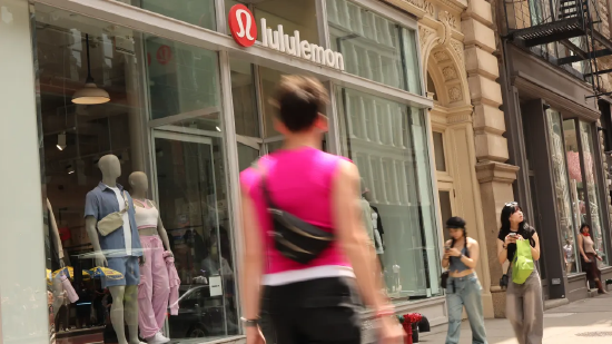 Lululemon因削减全年盈利指引并提及“动态宏观环境”股价暴跌23% 第1张 Lululemon因削减全年盈利指引并提及“动态宏观环境”股价暴跌23% 第1张