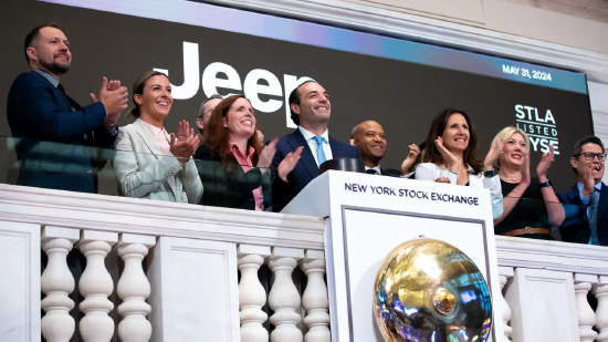 2024 年 5 月 31 日,纽约证券交易所欢迎 Jeep 品牌(纽约证券交易所代码:STLA)登上讲台。为纪念这一时刻,首席执行官安东尼奥・菲洛萨与纽约证券交易所集团总裁林恩・马丁一起敲响了开盘钟 。