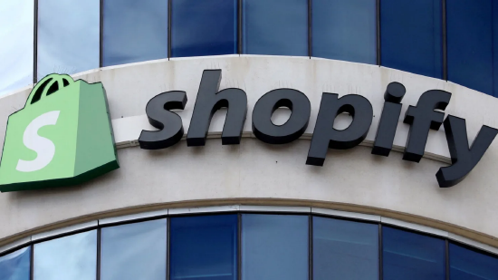 2018 年 9 月 28 日,在加拿大安大略省渥太华的 Shopify 总部外可以看到其标志。