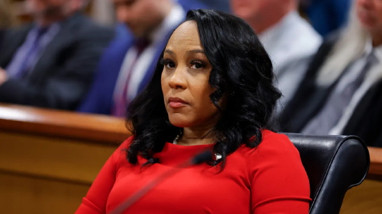 富尔顿县地方检察官范妮・威利斯在 “佐治亚州诉唐纳德・约翰・特朗普” 一案的听证会上旁听。