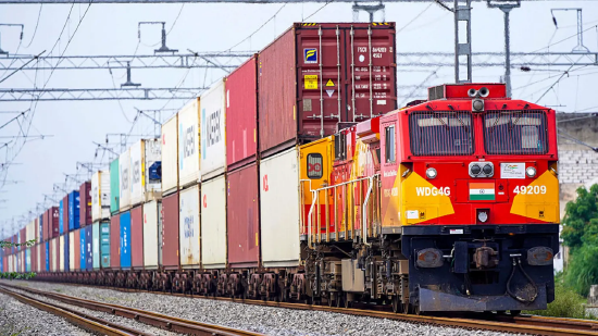 2025 年 8 月 26 日，一列满载集装箱的货运列车行驶在印度阿杰梅尔的铁轨上。此前，美国总统特朗普曾威胁称，将在 8 月 27 日前把对印度的进口关税从 25% 提高至 50%，以此惩罚印度从俄罗斯进口石油的行为。特朗普称，印度的购油行为实则是在为俄罗斯对乌克兰的军事行动提供资金支持。受此威胁影响，印度珠宝、纺织、海鲜等低利润劳动密集型产业面临重创，出口商们正急于寻找应对之策以降低损失。