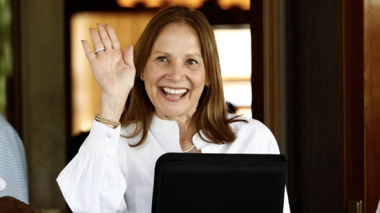 2025 年 7 月 8 日，通用汽车首席执行官玛丽・博拉出席在爱达荷州太阳谷度假村举办的艾伦公司年度太阳谷媒体与科技大会。