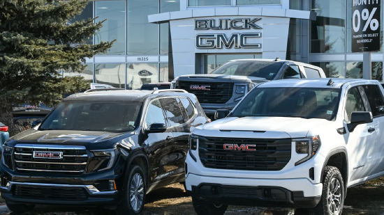 2025 年 3 月 22 日，加拿大埃德蒙顿市，多款通用汽车 GMC 品牌运动型多用途汽车停放在当地一家 GMC - 别克经销商门店外。