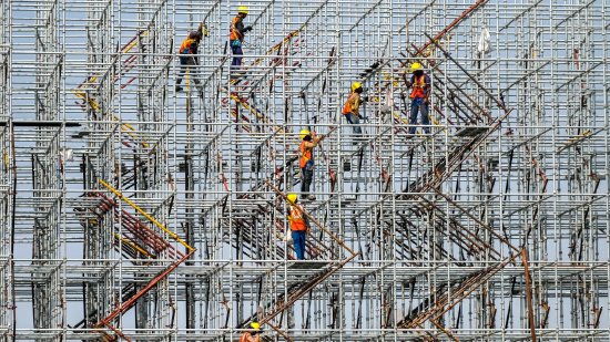 2022 年 1 月 12 日，印度孟买，工人在某滨海公路项目的建筑工地作业。