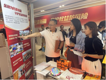 (阳光人寿高管与消费者进行交流)