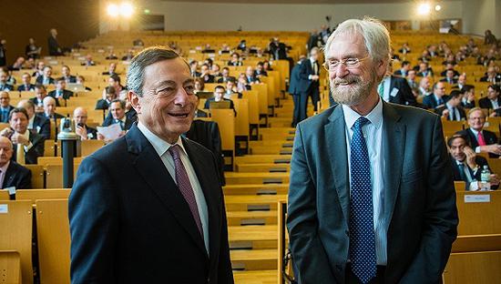  2018年3月14日，德国法兰克福，欧洲央行行长德拉吉（左）与欧洲央行首席经济学家普拉特（Peter Praet）共同出席会议。图片来源：视觉中国