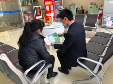 ▲厅堂主管指导客户办理业务