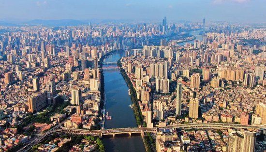 广州市区珠江两岸鸟瞰（2023 年 6 月 12 日摄） 邓华摄 / 《瞭望》
