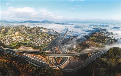 图为近日拍摄的新楚大高速公路。 赵诚春摄(人民视觉)