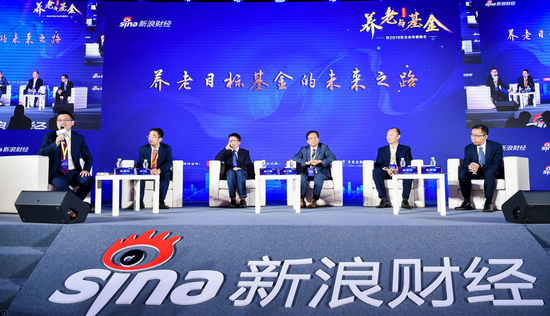 图:“养老目标基金的未来之路”圆桌讨论,从左至右依次是李松林,郝炜 ,李辉,付强, 陈文宇, 恩学海
