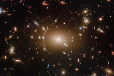 哈勃望远镜拍摄到包含暗物质线索的“宇宙蛛网”