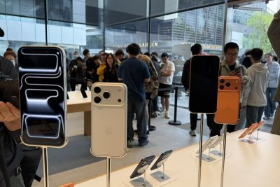 iPhone 17系列首销 用户排队一夜 黄牛店外加价收购
