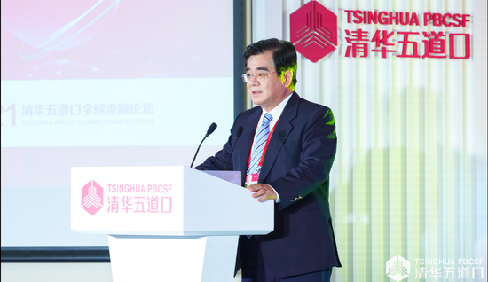 图为国务院参事室特约研究员、中国保险监督管理委员会原副主席、清华大学五道口金融学院理事周延礼