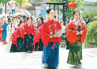 9月13日,江苏省苏州市首届江南汉文化艺术节在虎丘山风景区举行。200名身着汉服的少年组成了壮观的巡游队伍,展示汉服的古典之美。 华雪根摄(人民视觉)
