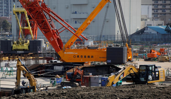 　資料圖片：2018年3月，日本東京，一處工地上的重型機械。