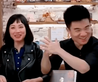 俞敏洪到劲牌为自己和董宇辉封酒，网友：对董宇辉确实很重视