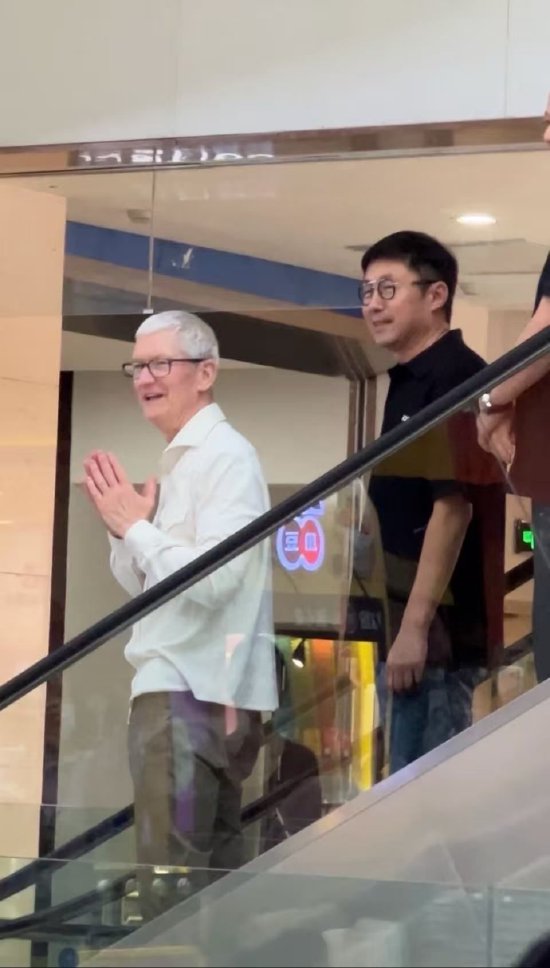 库克现身爱奇艺总部，挥手比耶互动，龚宇亲自接待