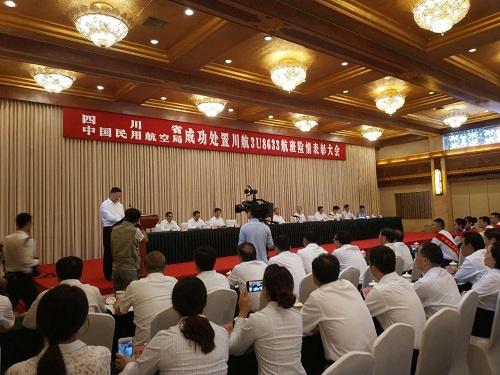 川航风挡玻璃破裂航班机组获英雄称号