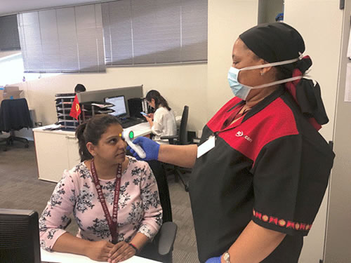 图为中行约翰内斯堡分行每日定时为员工测量体温