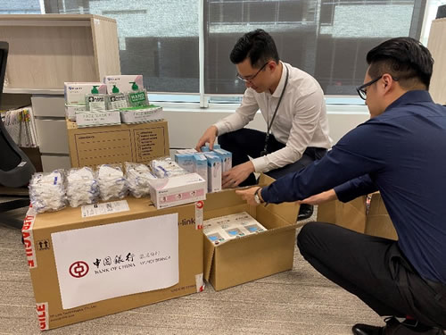 图为中行悉尼分行员工清点捐赠物资