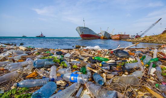 调查:塑料垃圾污染波至1万米深海