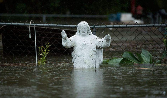 怪兽级 飓风给美国带来经济损失高达500亿美元