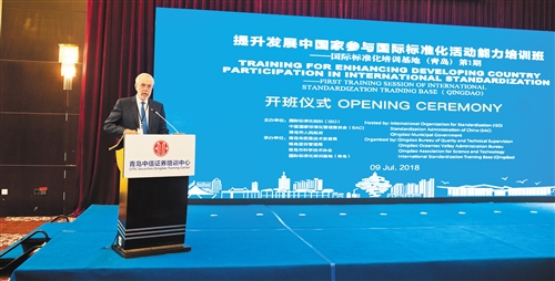 「环亚ag旗舰厅客户端」千人合唱训练总指挥杨乐乐,悄悄躲在影子里