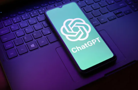 手机屏幕上出现 ChatGPT 的标志