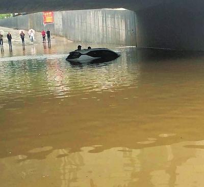 铁路涵洞中被淹的汽车