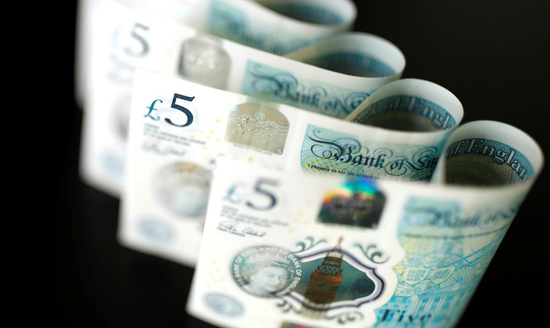 资料图片:2017年11月,面值五英镑的纸币。REUTERS/Benoit Tessier