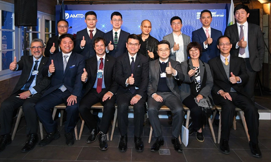 香港特别行政区商务及经济发展局局长邱腾华(前排左四)、尚乘集团董事长兼总裁、尚乘国际(NYSE: HKIB)董事局主席兼总裁、湾区青年企业家协会创始人兼董事长蔡志坚(前排右三)、智利经济部长Lucas Palacios(前排左三)、尚乘国际(NYSE: HKIB)董事局副主席、有线宽带通讯有限公司(1097.HK)董事局执行董事邱华玮、尚乘集团及尚乘国际董事局成员、加拿大滑铁卢大学校长Feridun Hamdullahpur博士(前排左一),新加坡管理大学商业发展副校长、V3集团家庭企业家学教授、金融学(实践方向)教授许茵妮博士(前排右二),尚乘基金会总裁、香港桂冠论坛主席、天星银行董事、小米集团独立董事、原香港理工大学校长唐伟章博士(前排右一)、两届格莱美奖获得者、国际知名音乐家、作曲家和制作人、世界顶级电子大提琴演奏家和长号演奏家Dana Leong(后排左四)、GoGoVan联合创始人兼首席执行官林凯源(后排左三)、FOMO Pay联合创始人兼首席执行官刘溪(后排左二)、金记控股有限公司行政总裁、客座教授、执业资深会计师谢海发(后排左三)、Dory Technology联合创始人兼主席严浩(后排左一)及联合创始人兼首席执行官黄思远(后排右二)、理享家联合创始人及首席执行官朱超(后排右一)