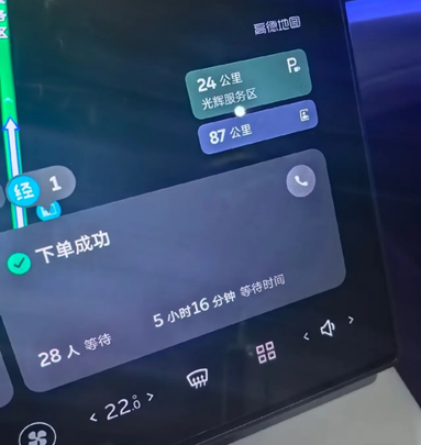 “充电排大队全怪增程车多?” 高速服务区上演抢桩大战:有车主排队上百号,闪充都变“慢充”了