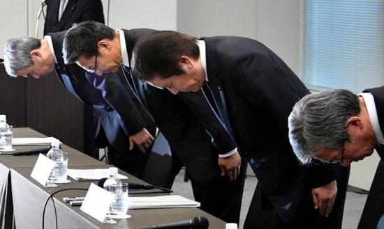 当地时间2017年11月24日，日本有色金属巨头三菱综合材料株式会社爆出篡改产品数据丑闻后，三菱材料董事总经理竹内章及其他高管鞠躬道歉。