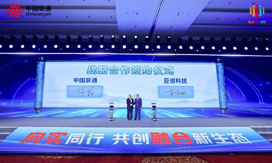 图:简勤、高念书现场签约