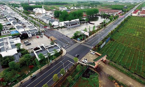 (1979年,小岗村粮食总产就达到6.6万多公斤,是1966年至1970年5年的总和;交售给国家粮食1.25万公斤,超额完成任务近8倍,结束了20多年未向国家交售一粒粮的历史。图/视觉中国)