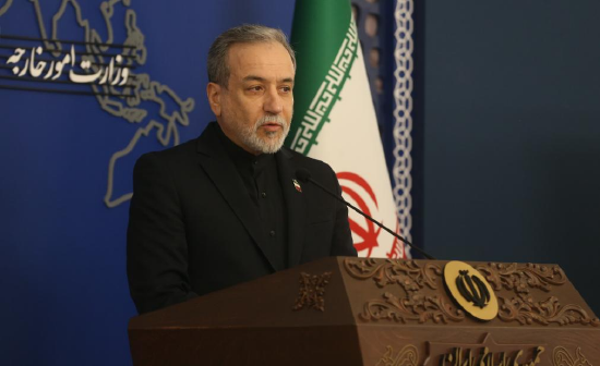 3月16日，伊朗外交部长阿拉格齐在首都德黑兰出席伊朗外交部举行的每周例行记者会。新华社记者沙达提摄