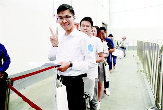 武汉首批八折房摇号 首位中签者:签好合同就去