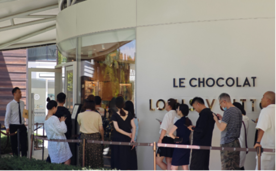 (此前店铺排队人满为患。图片来自于网络)