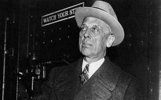 图为前通用汽车公司总裁艾尔弗雷德·P·斯隆