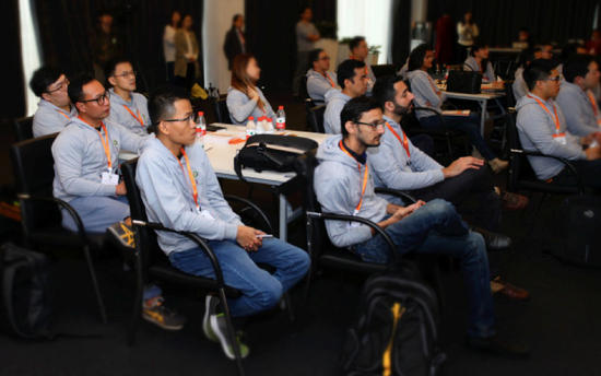 （一带一路国家学生在培训现场）