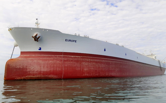 “欧洲”号超大型油轮正在新加坡附近停泊