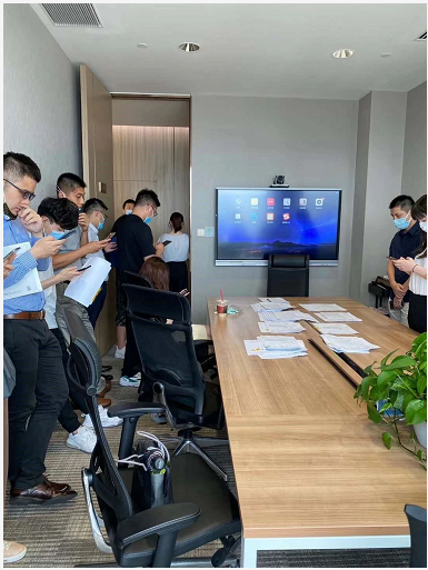 《这两天<a href=http://www.skping.com target=_blank class=infotextkey>信托</a>经理的状态——某地产公司排队签约的情景》（<a href=http://www.skping.com target=_blank class=infotextkey>信托</a>公司内部人士供图）